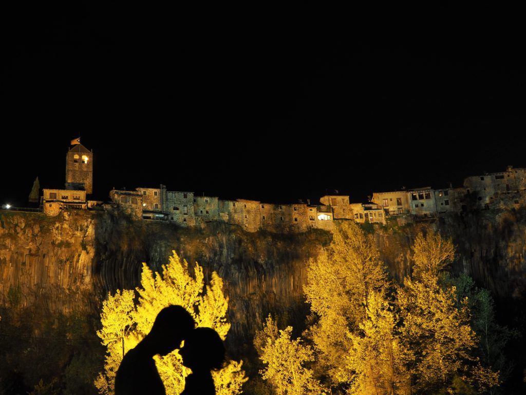 Castellfollit de la Roca at night
