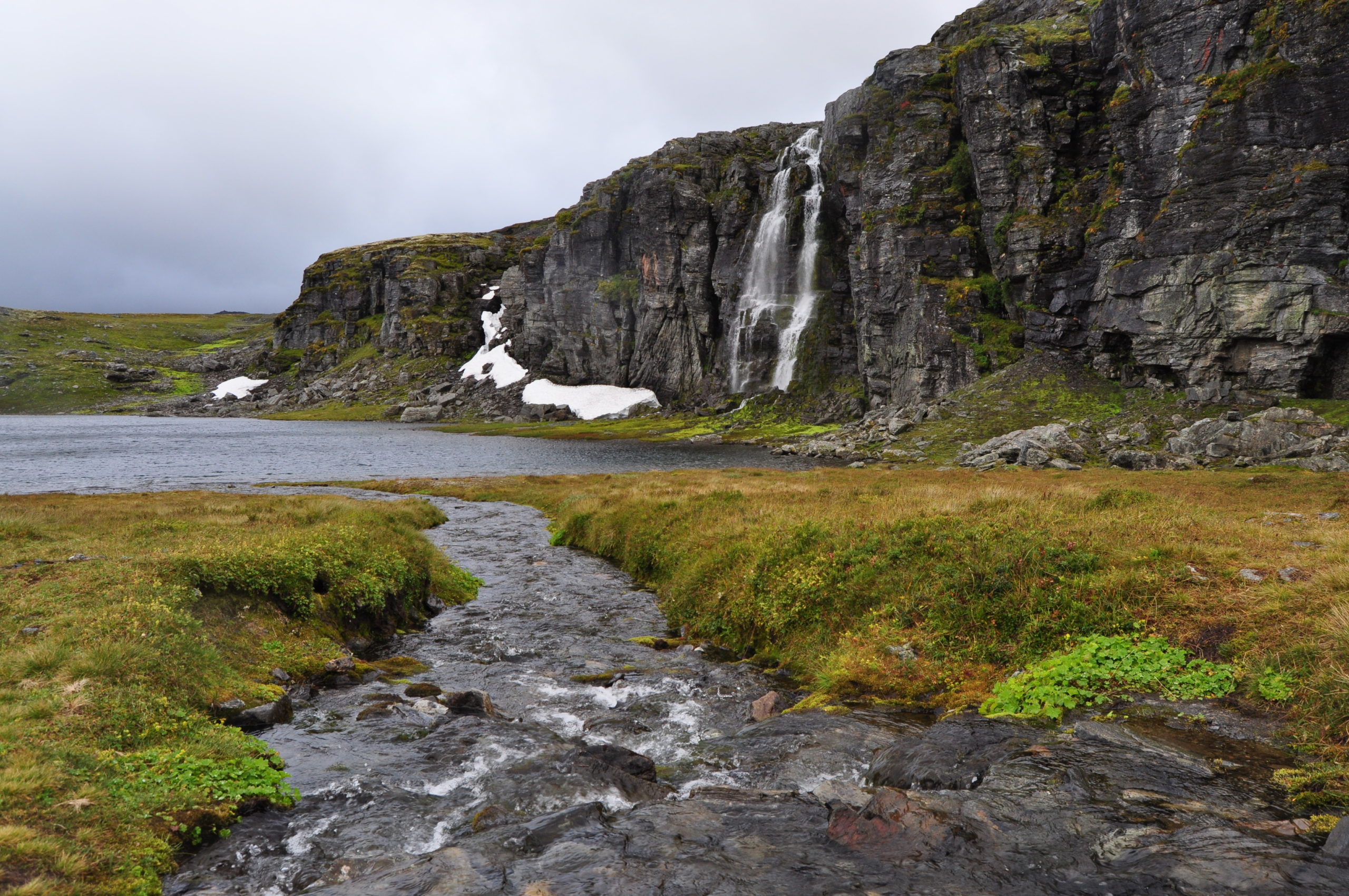 Flotvatnet, waterfall along the route of Aurlandsfjellet