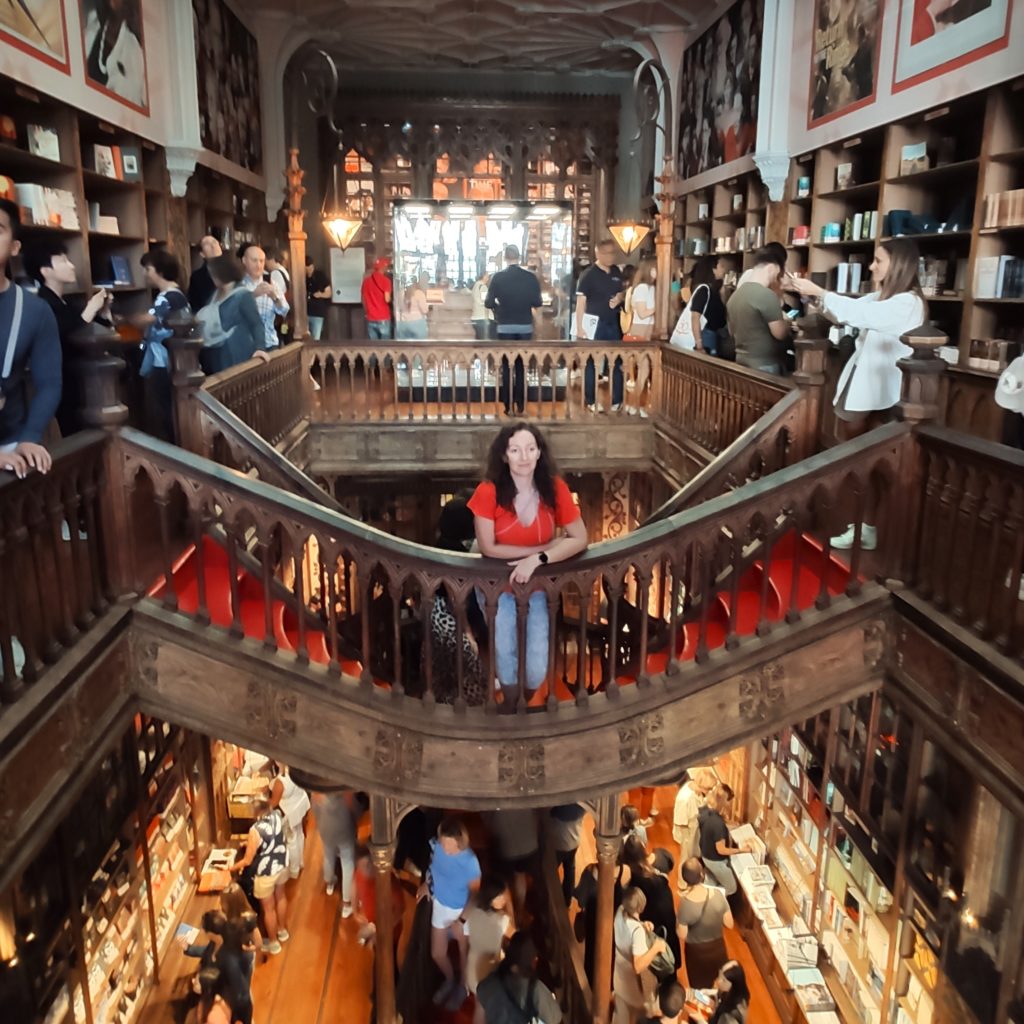 The staircase at Livraria Lello